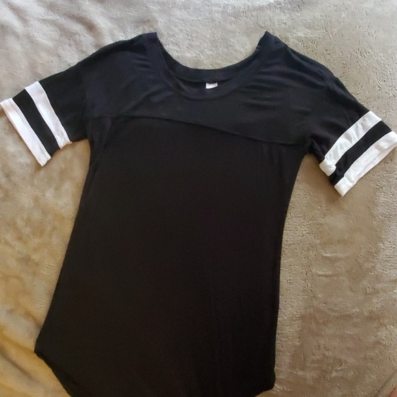 Black and white stripes high-low shirt - Picture 2 of 5